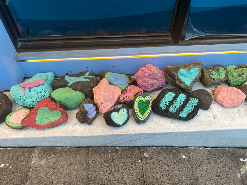 소품샵앞에 놓인 돌들