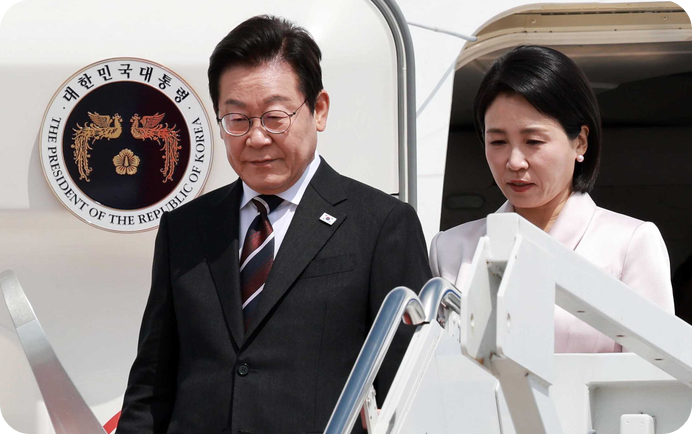 이재명 대통령과 김혜경 여사가 24일(현지시간) 미국 워싱턴DC 인근 앤드루스 합동기지에 도착해 공군 1호기에서 내리고 있다. [사진 = 연합뉴스]