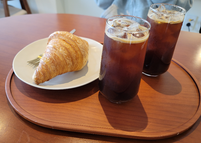 10rin 카페 커피와 크로와상 디저트