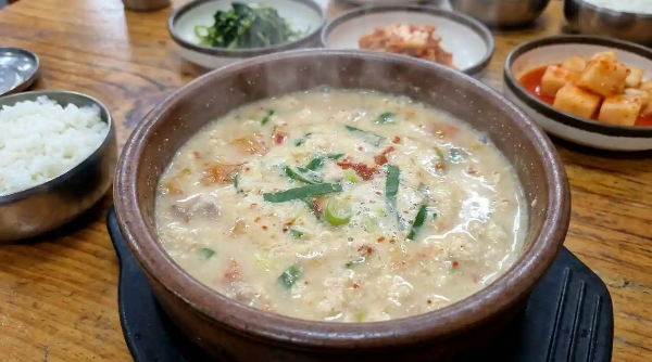 식탁 위에 놓여 있는 콩비지 찌개.