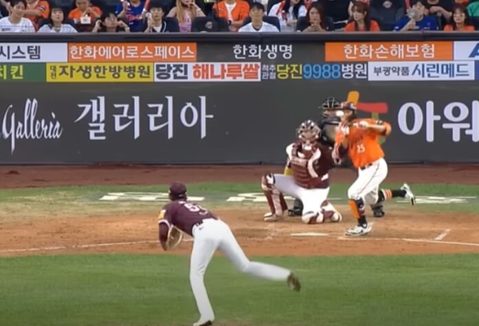 직구에 얼굴 맞은 김태연 경기 모습