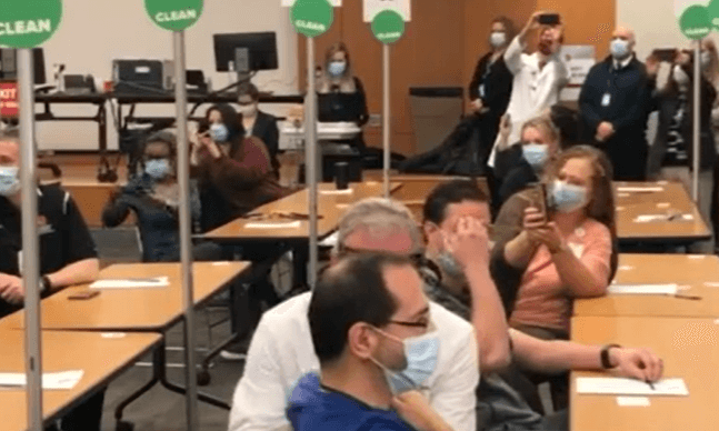 코로나19 검사 중인 장면