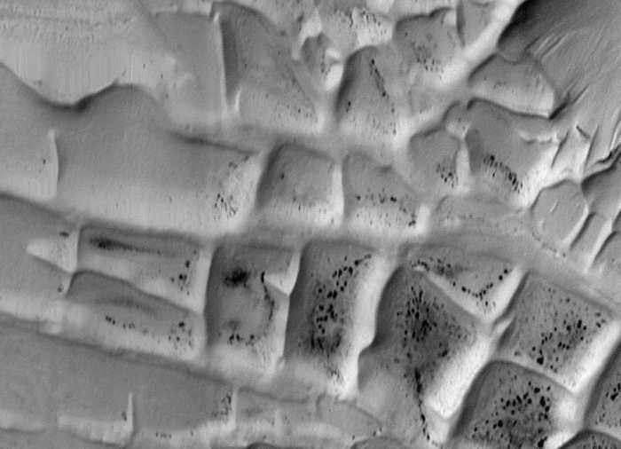 화성 남극 지역의 능선