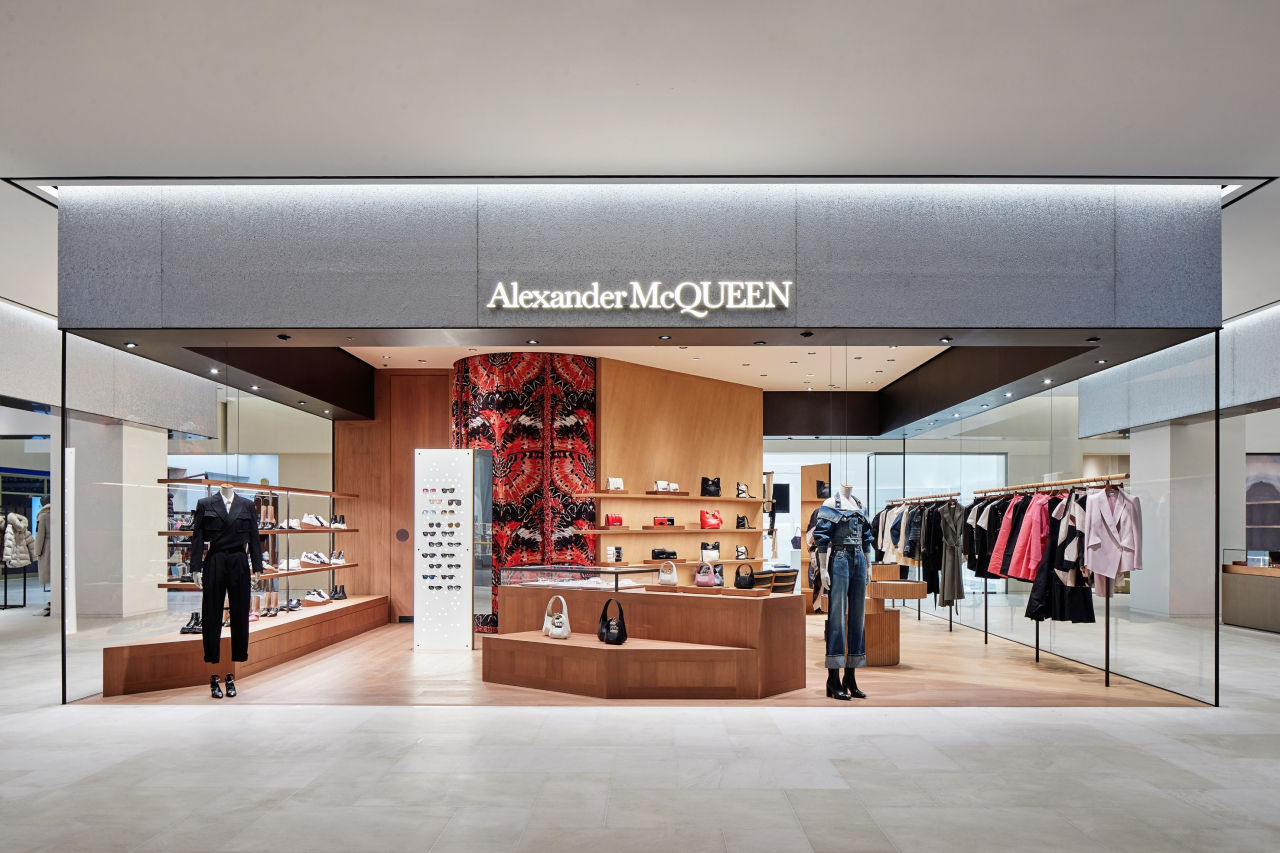 한국에 입점한 알렉산더 맥퀸 매장 사진