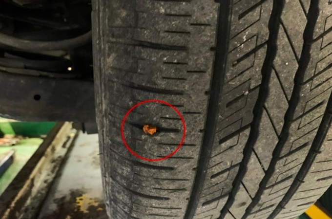 자동차 타이어 펑크 수리 완료 후 타이어 표면 상태