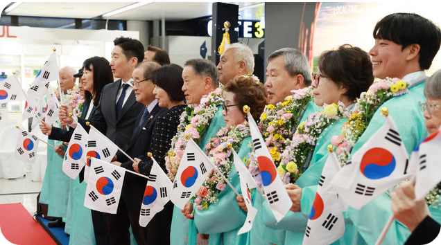 23일 서울 강서구 김포공항 국제선 청사 입국장에서 열린 &lsquo;대한민국임시정부 요인 환국 재현&rsquo; 행사를 마치며 임정 요인 후손들이 태극기를 손에 든 채 이종찬 광복회장, 강윤진 국가보훈부 차관, 백범 김구 선생 증손자 인 더불어민주당 김용만 의원 등과 함께 기념촬영을 하고 있다. [사진=연합뉴스]