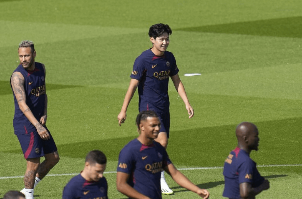 PSG 전북 축구 이강인 사진입니다.