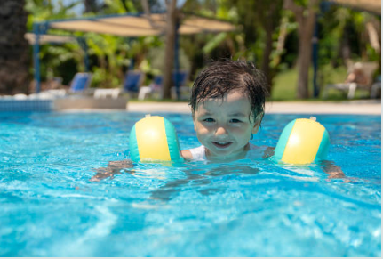 키즈펜션 풀빌라 물놀이하는 아기