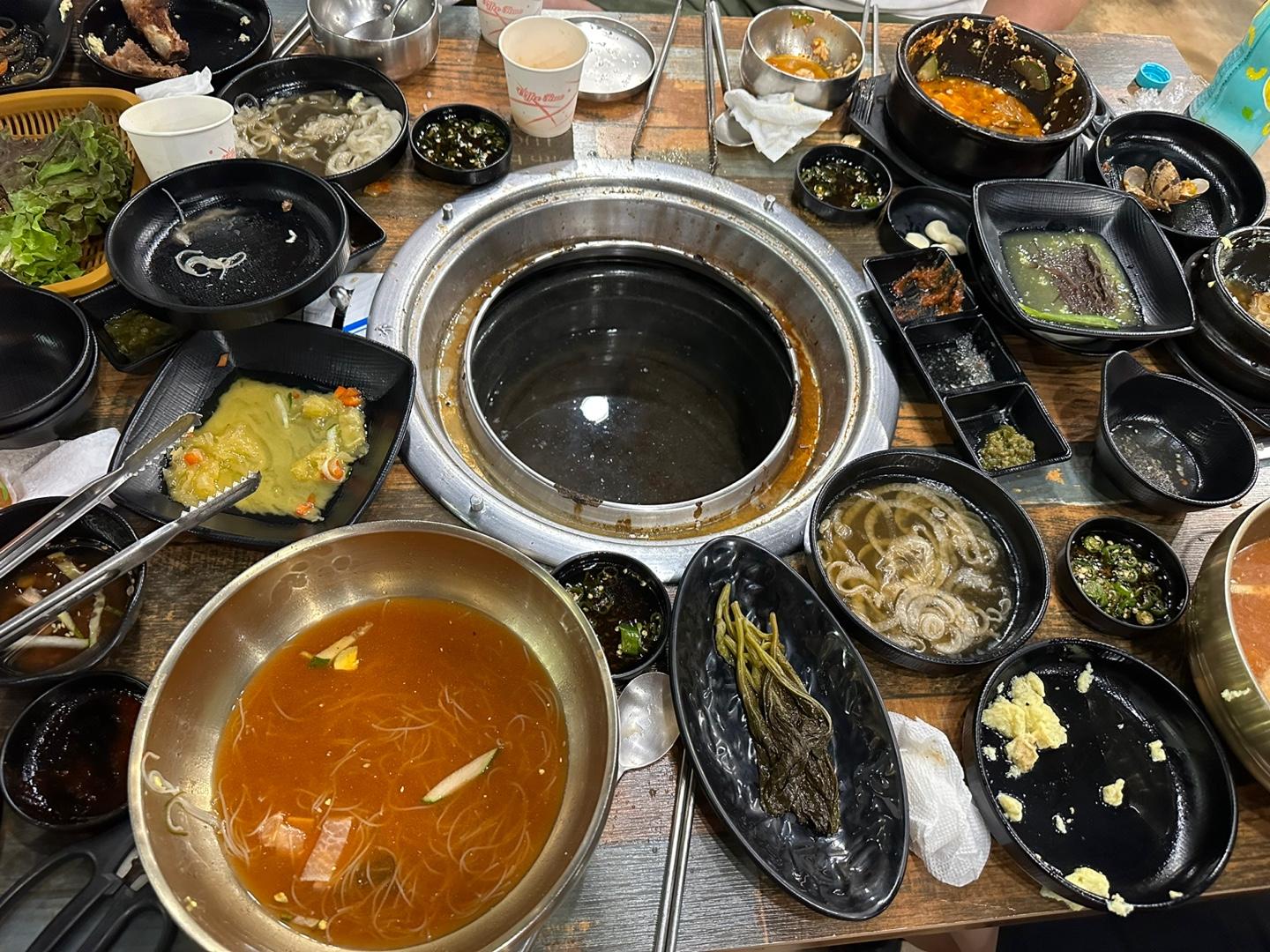 가득했던 반찬들과 고기 냉면까지 삭 다 먹어치운 모습