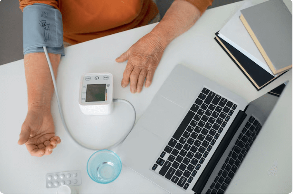 환자의 혈압을 재는 의사