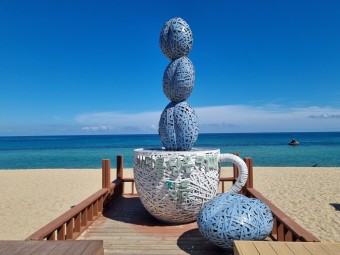 강릉 커피 조형물이 있는 바다