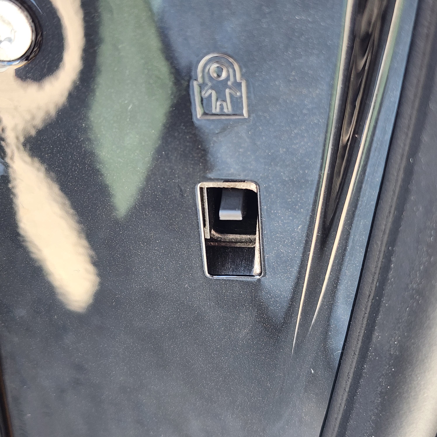 뒷좌석차문 잠겨진 상태