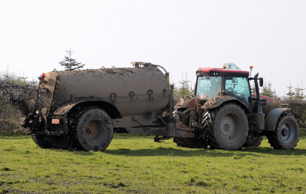 유기농 재배 유박비료, 비료분사 트렉터