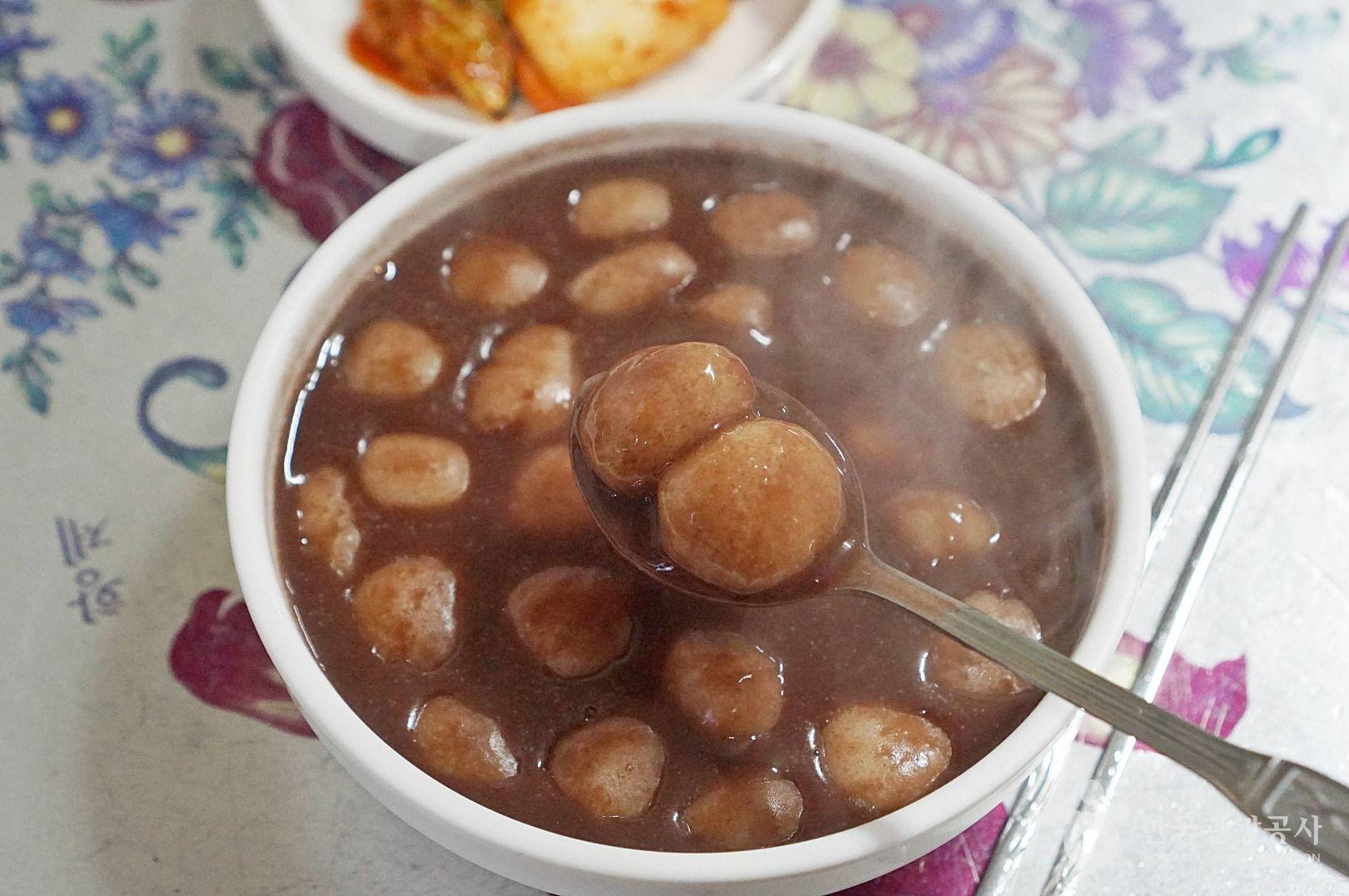  새알심이 팥죽의 감칠맛을 더하는 동지죽