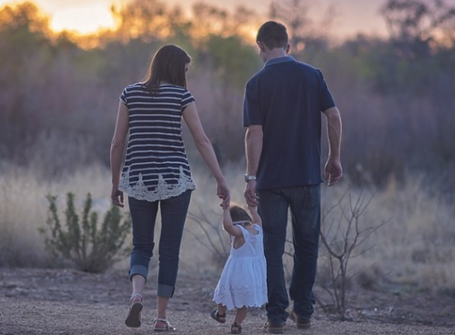아이 손잡고 가는 부모