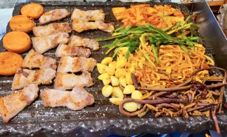 토요일은 밥이좋아 레트로 열풍 냉삼 파채, 콩나물무침, 부추무침, 구워먹는 고사리에 냉동삼겹살 맛있는 식당 연남동 맛집 추천 토밥즈 방송정보