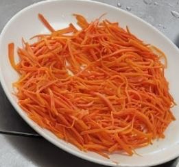 당근 볶은후 접시에 담은 사진