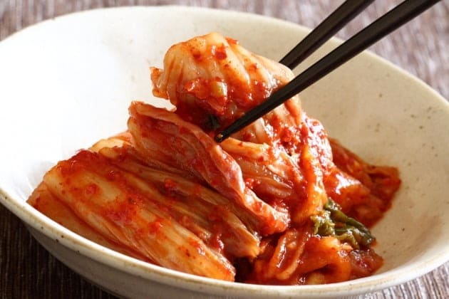 젓가락으로-집는-김치