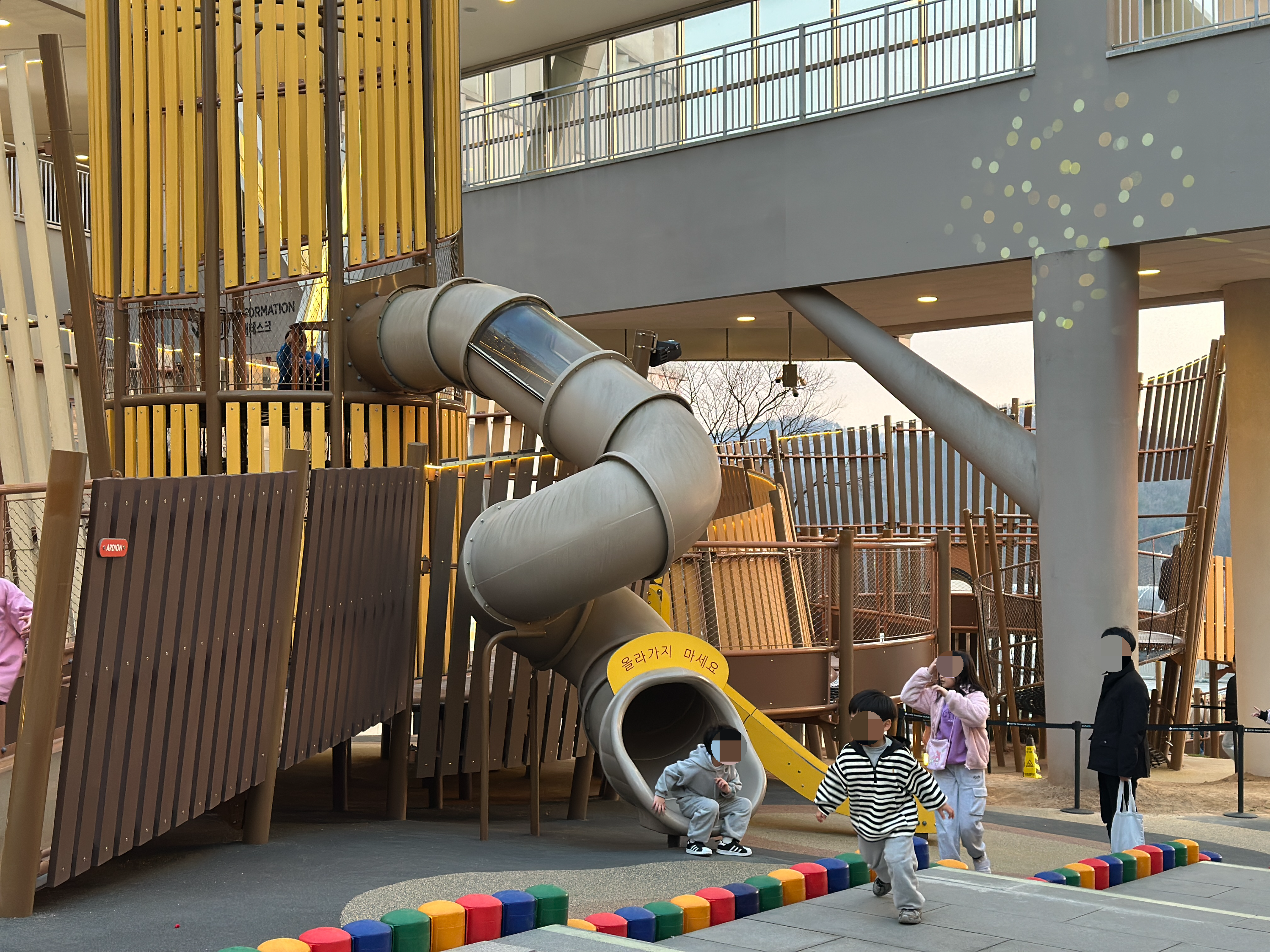 이천 아울렛 아이 놀이터 미끄럼틀 시설