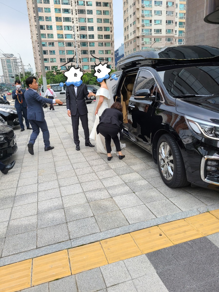 웨딩드레스를 입은 신부가 카니발하이리무진에 탑승하는 장면