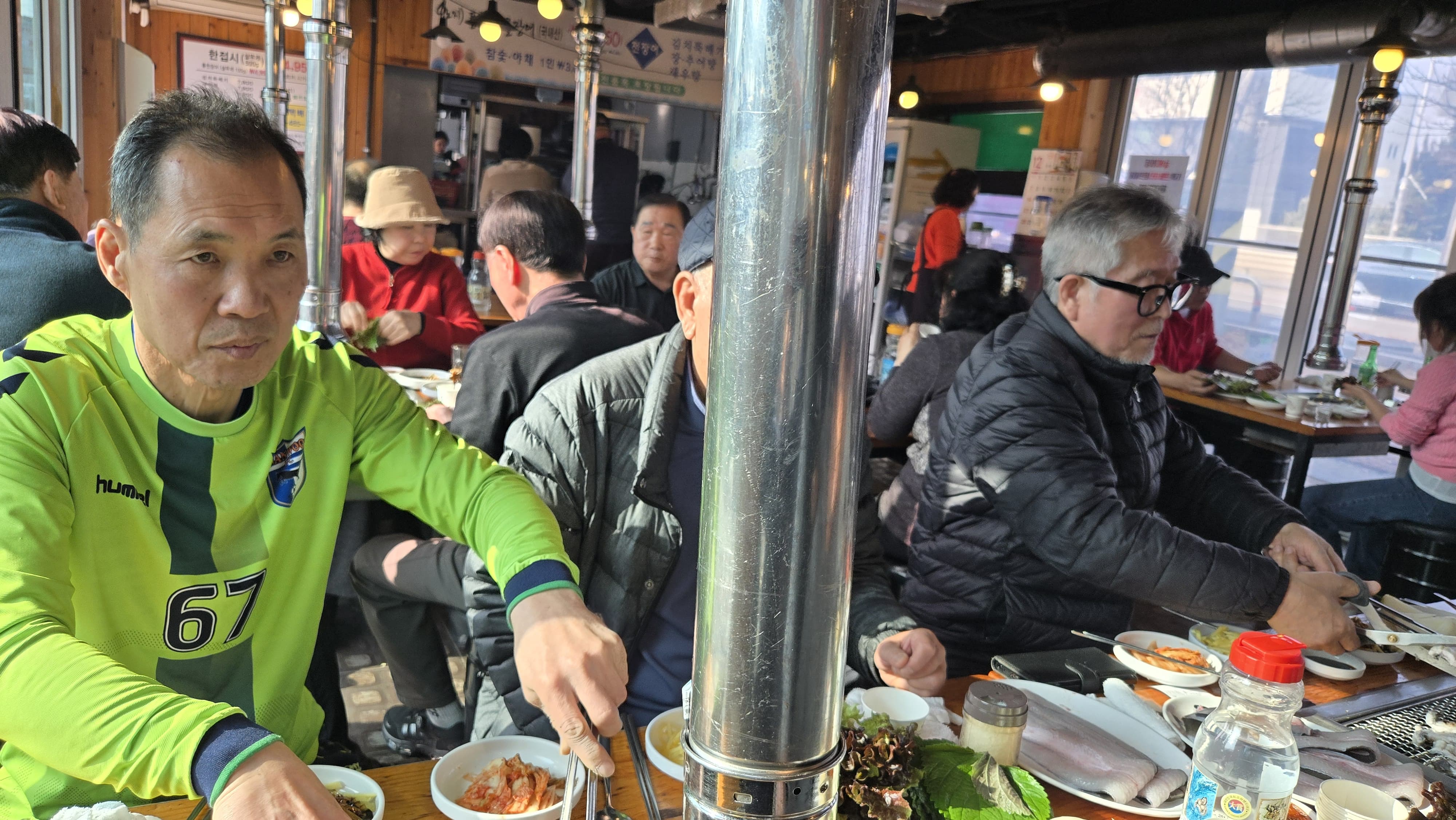 숯불 장치 준비된 모습 — 장어를 직접 굽는 재미를 알려주는 셀프구이 시스템