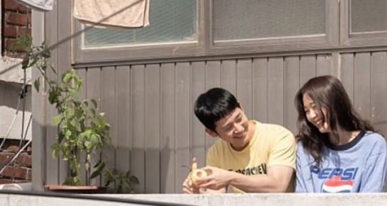영화 유열의 음악앨범에서 두 주인공의 풋풋한 사랑이 넘치는 장면.