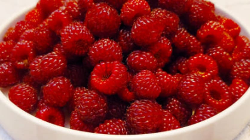 싼딸기가 그릇에 가득 담겨 있다