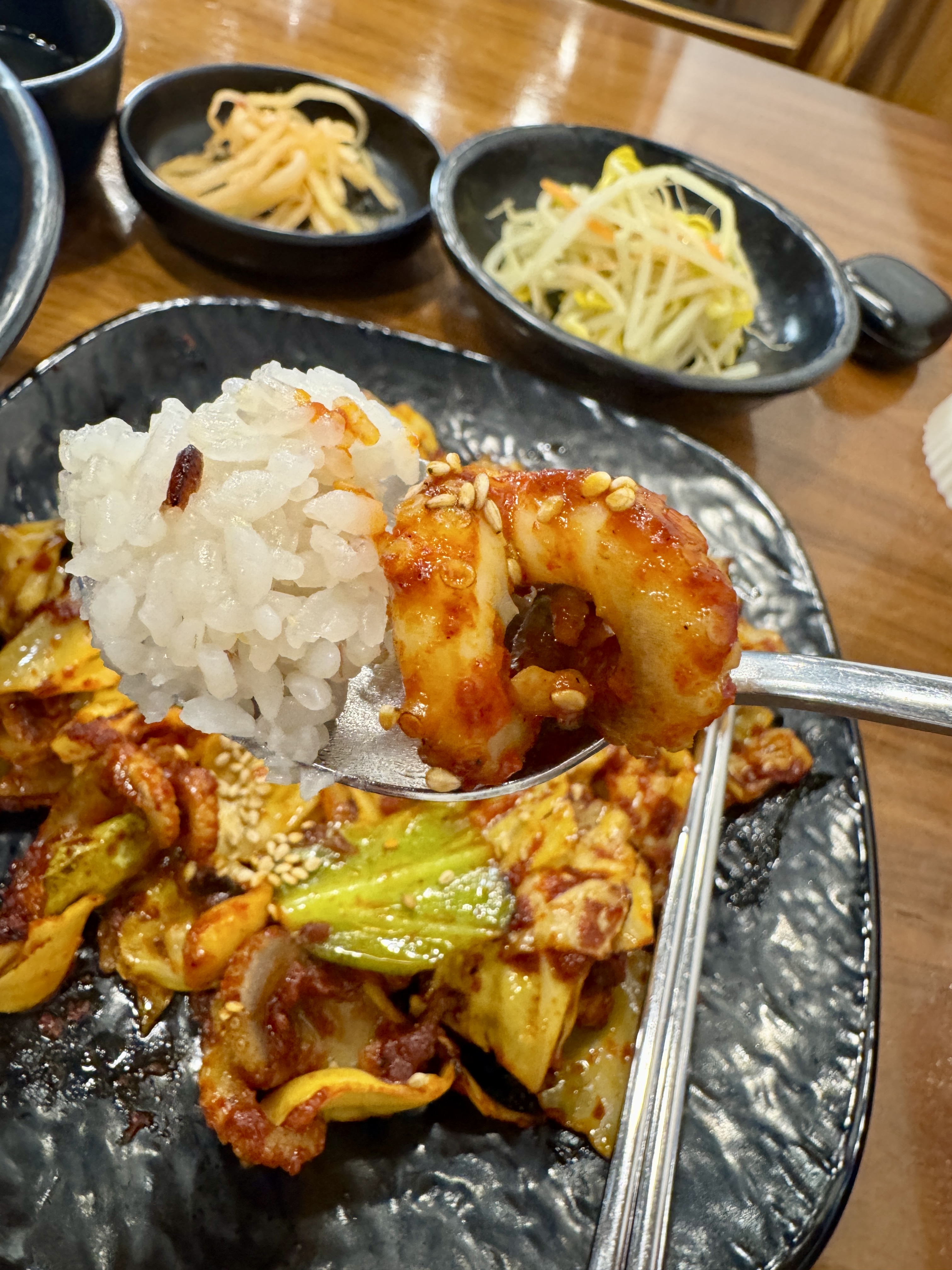 불쭈꾸미 한입과 밥 함께 먹는 장면 강남역 쭈꾸미덮밥