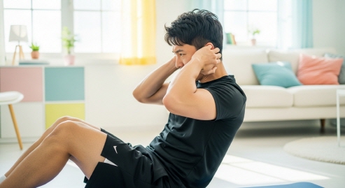 복근 크런치하는 남성 (밝은 거실)