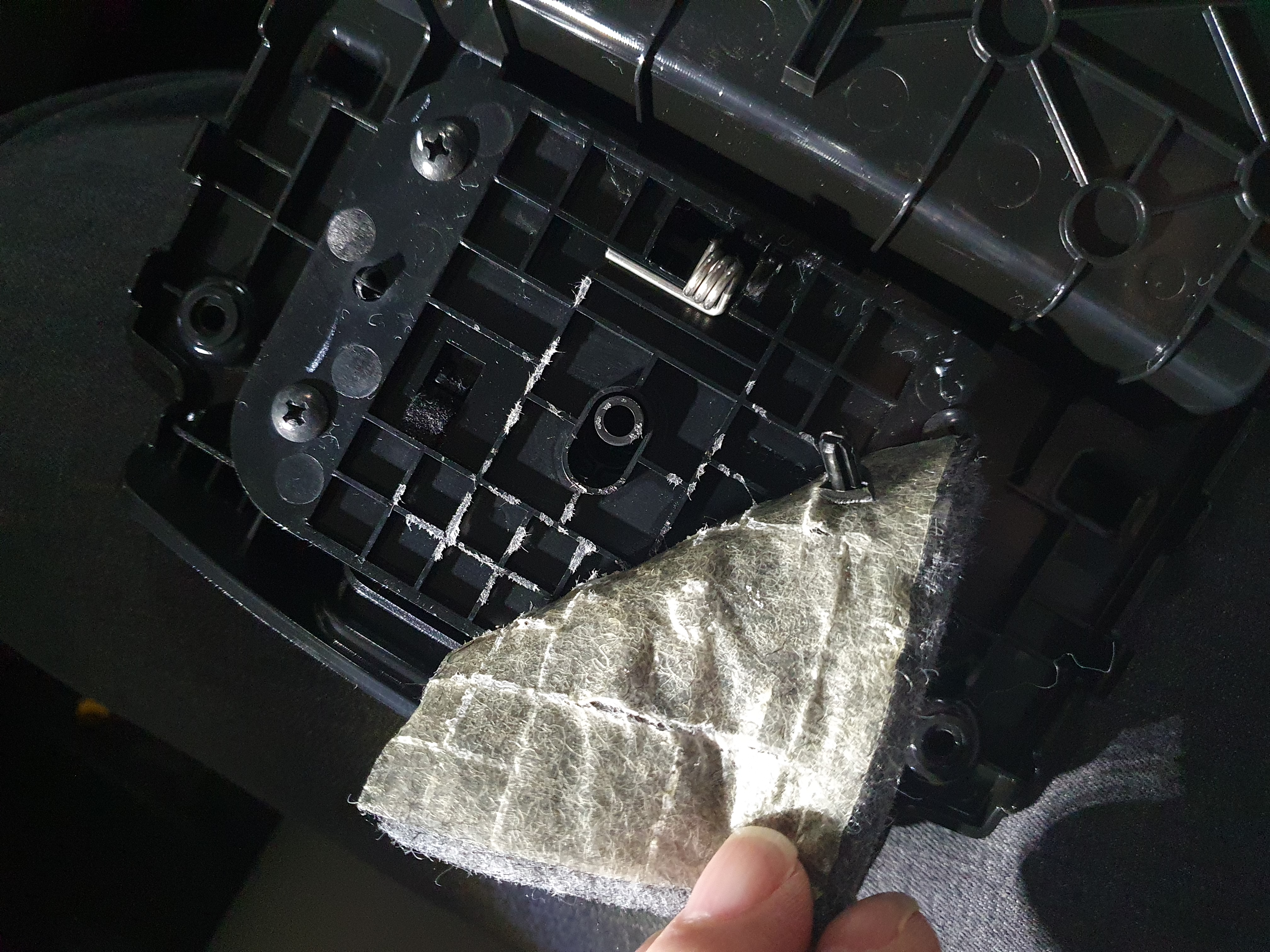 속안에 이렇게 볼트가 숨겨져 있습니다.