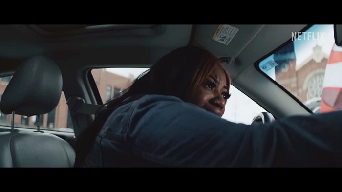 차를-운전-하는-여자-기사