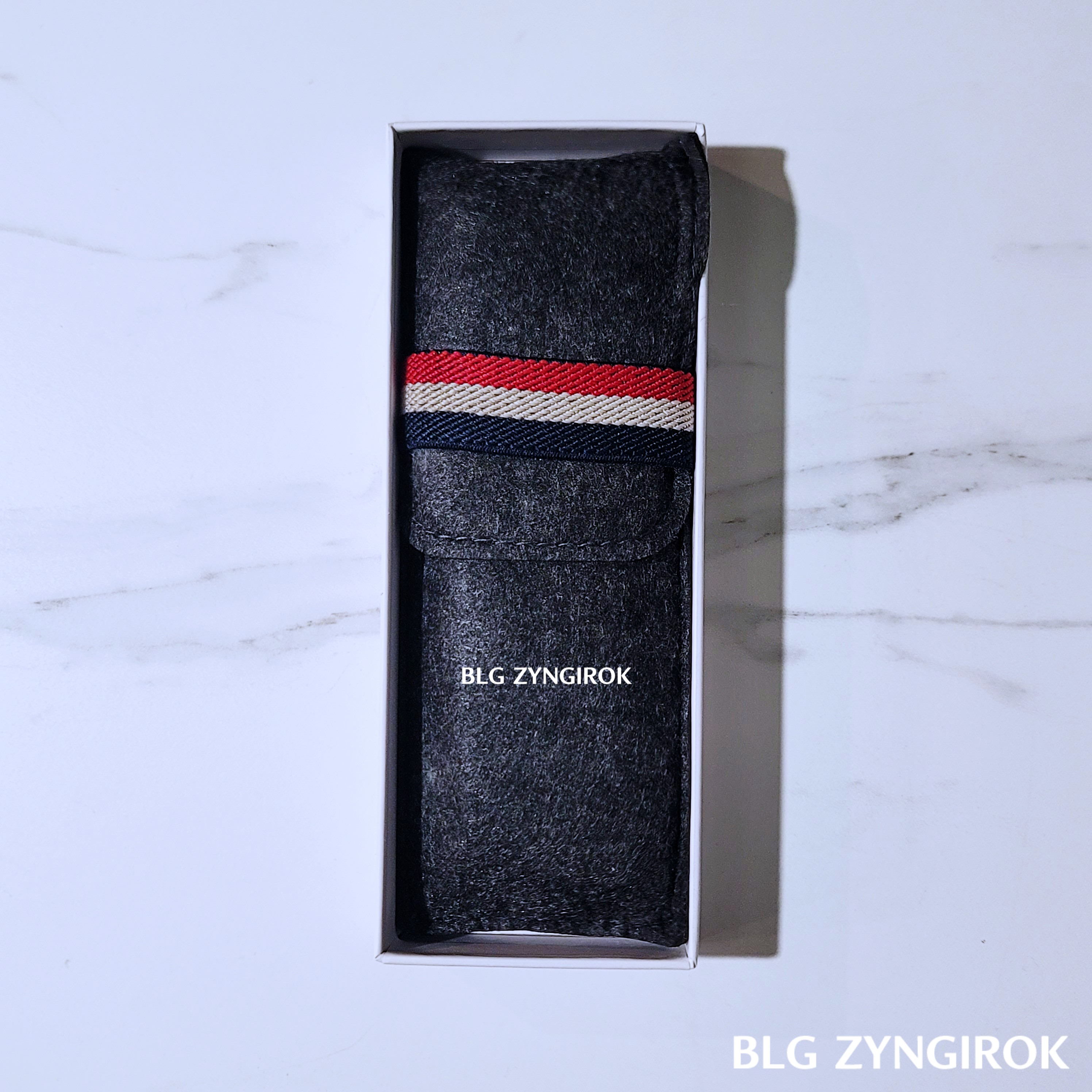 무아스 초경량 휴대용 다목적 노트북 거치대 케이스가 상자에 담겨 있는 모습이다.