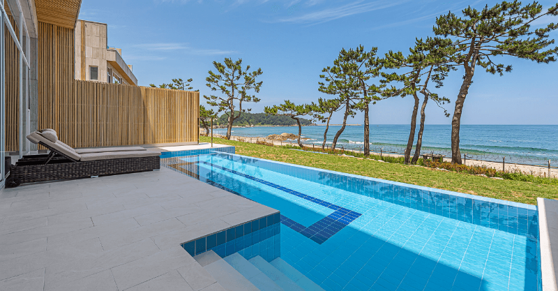 루미너스 풀빌라 1층 수영장