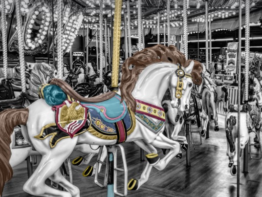 놀이동산 회전목마의 모습