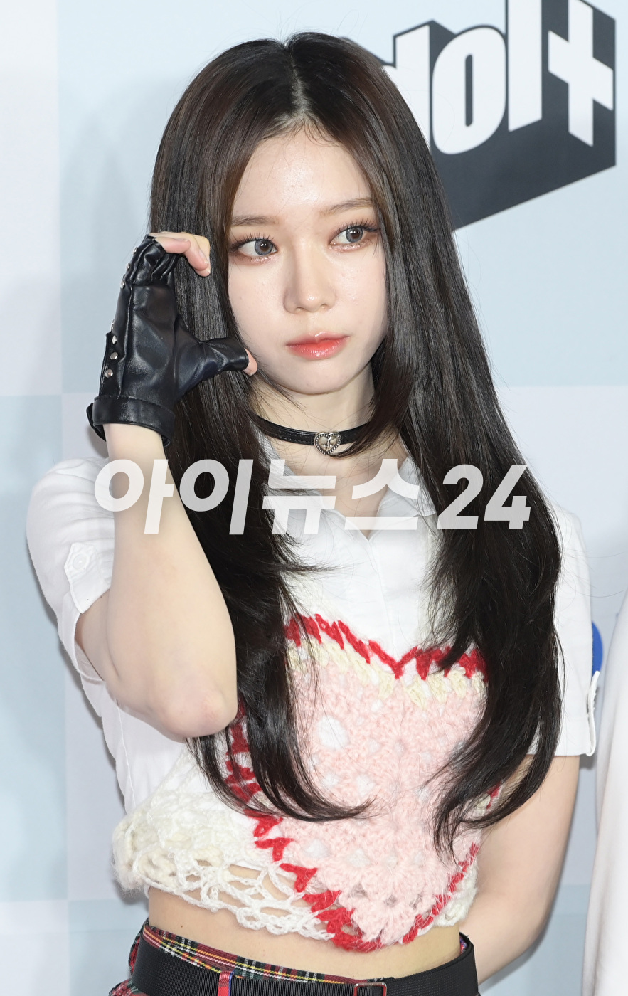 그룹 에스파(aespa) 윈터가 18일 오후 서울 송파구 올림픽공원 KSPO DOME에서 열린 '써클차트 뮤직 어워즈 2023' 포토월 행사에 참석하고 있다. [사진=정소희 기자]