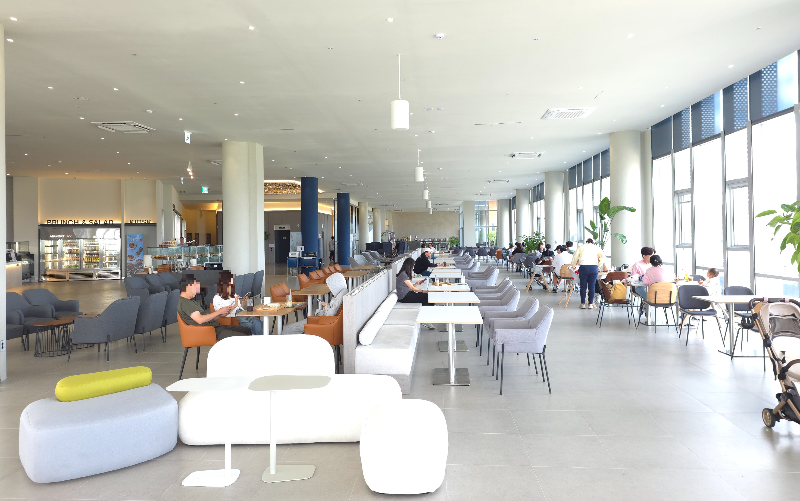 카페에 테이블과 의자가 있다