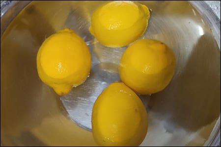 식초물에 레몬 씻기