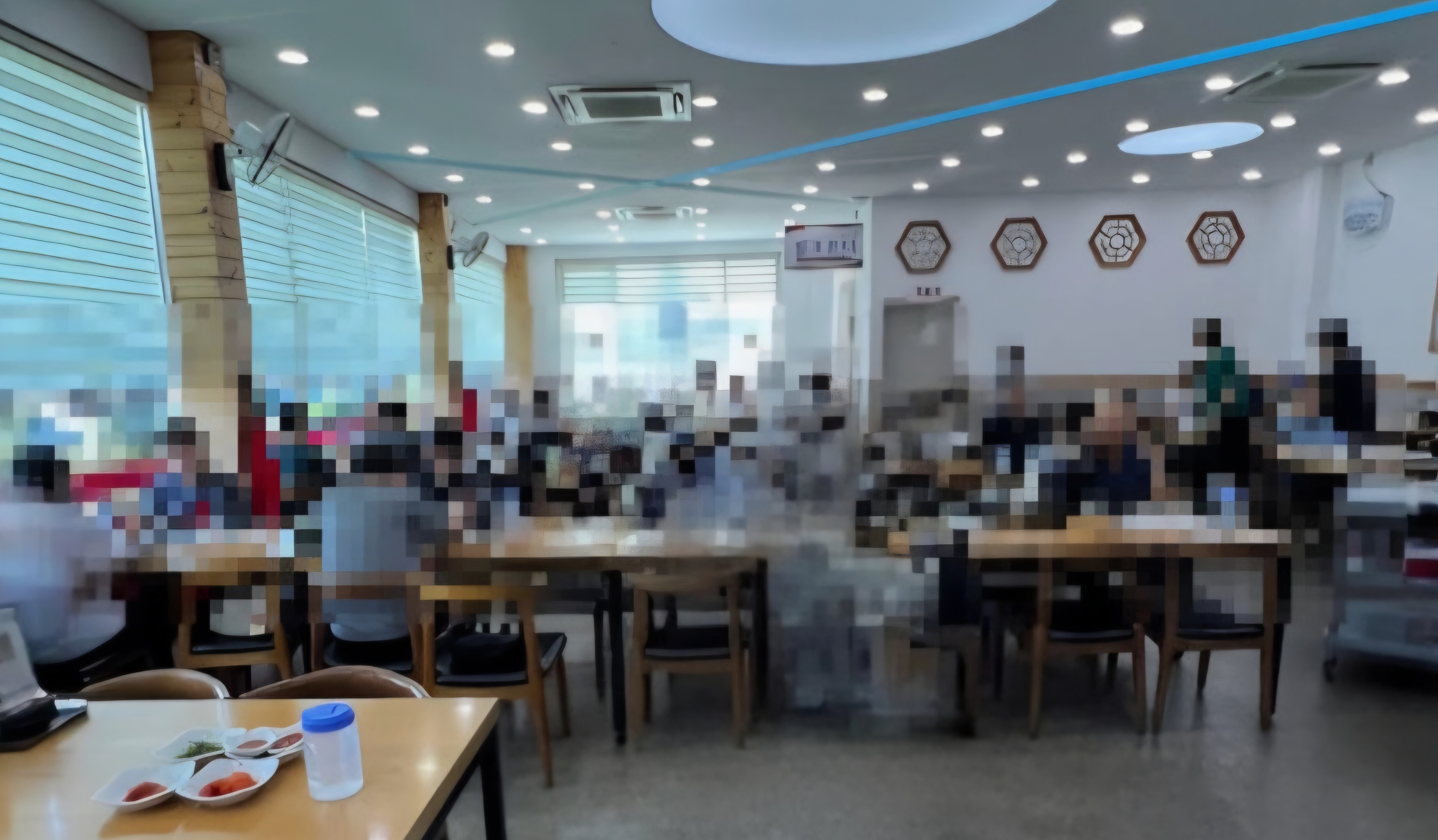 주말 점심 손님들로 붐비는 최미삼순대국 고색점 내부