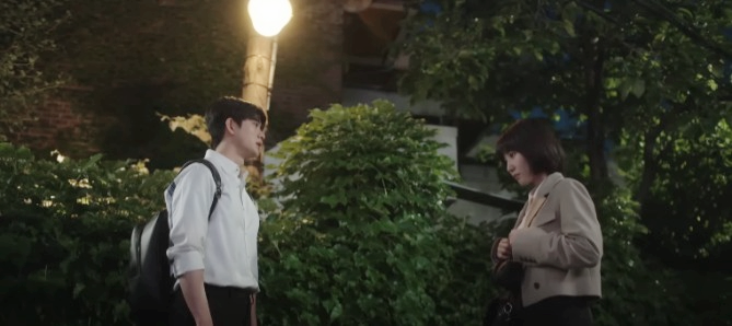 마주보고 선 이준호 우영우