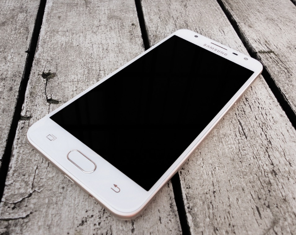 휴대폰 놓여있는 사진