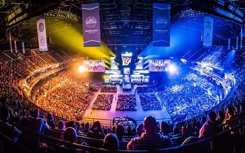 업계 최강 한국의 e-sports 를 즐길수 있는 다양한 방법으로 초고속인터넷 속도와 편안하고 안락한환경 다양한 식음료를 편하게 접할수 있는 pc방부터 최고의 선수들의 게임을 현장에서 즐길수 있는 e스포츠 경기장이있다. 이곳에서 뜨거운 관중들의 에너지를 느낄수 있다