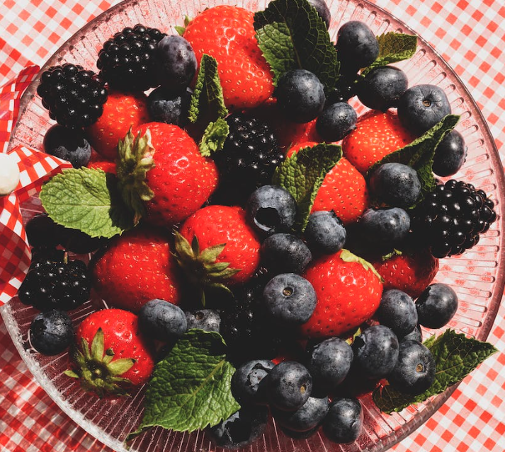 오렌지&#44; 블랙베리 및 플라보노이드가 풍부한 과일