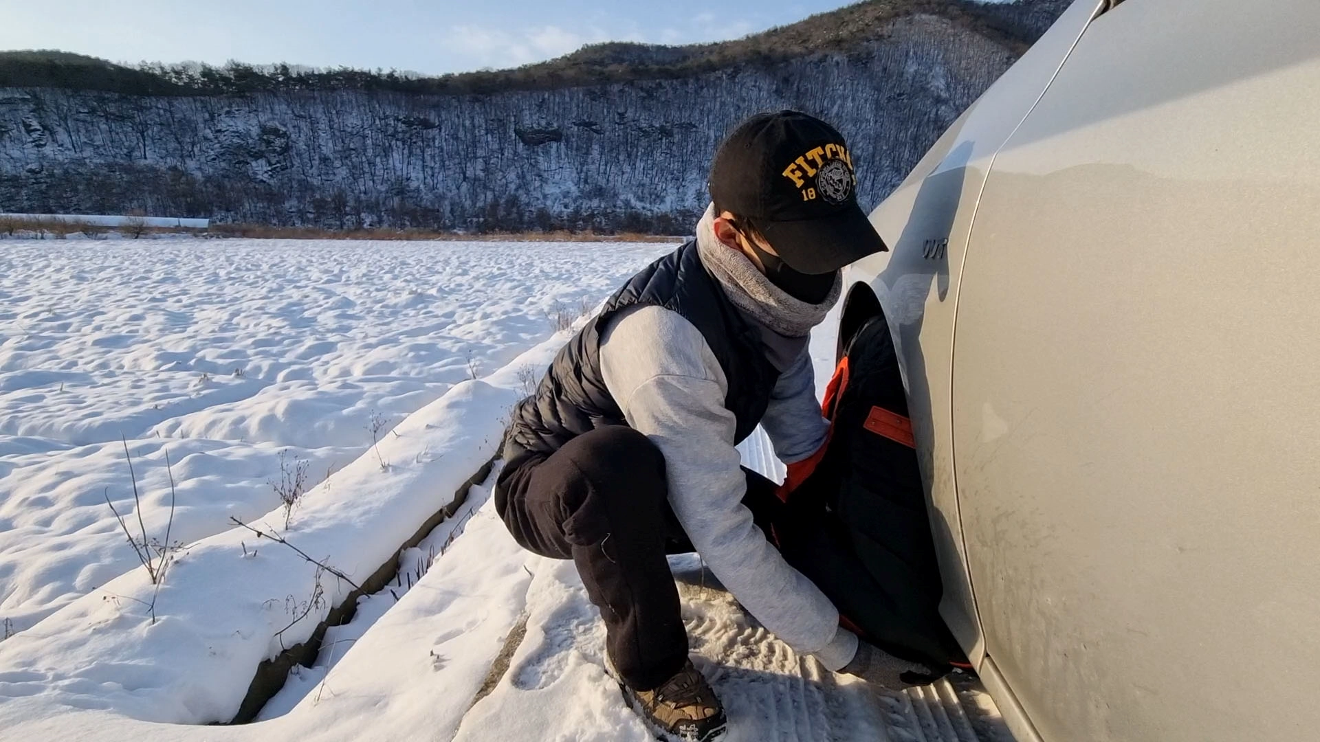 직물 체인 장착하는 모습