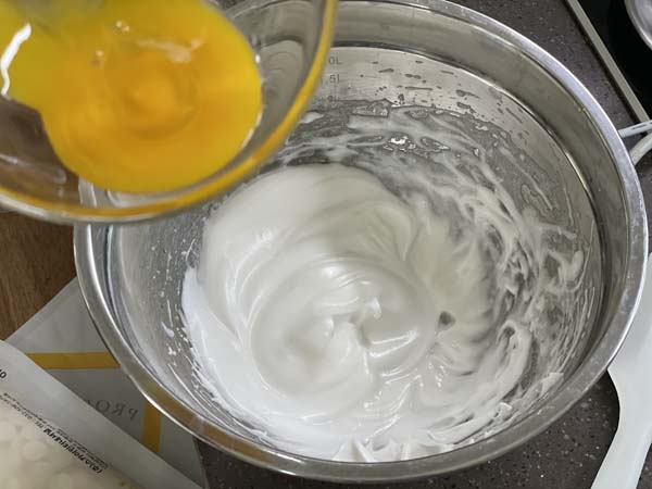 흰자를 휘핑한곳에 노른자를 붓는다