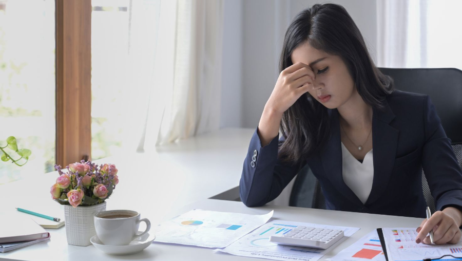 피곤한 표정의 직장인