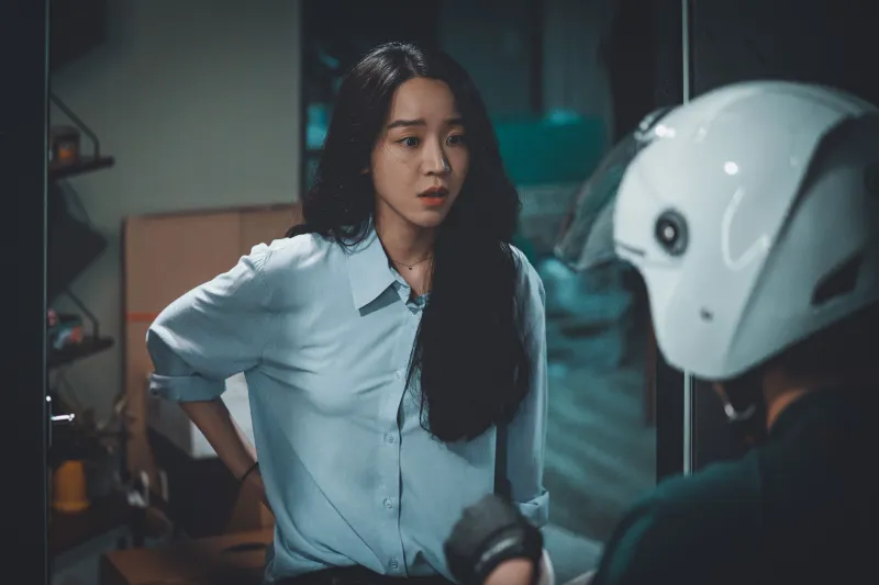 수현의 현관문을 배경으로 배달기사를 황당하게 보고 있는 영화 타겟의 장수현