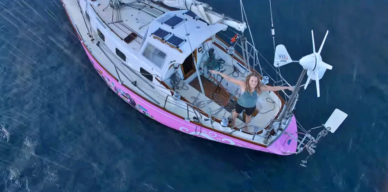 요트-두팔벌린 여성