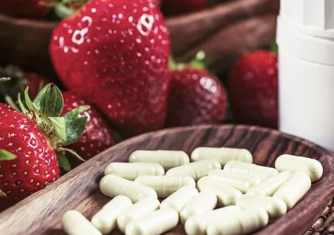 딸기와 피세틴 보충제 이미지