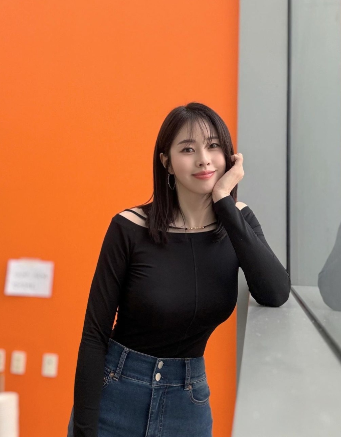 검정색티를입은-긴머리여성의모습