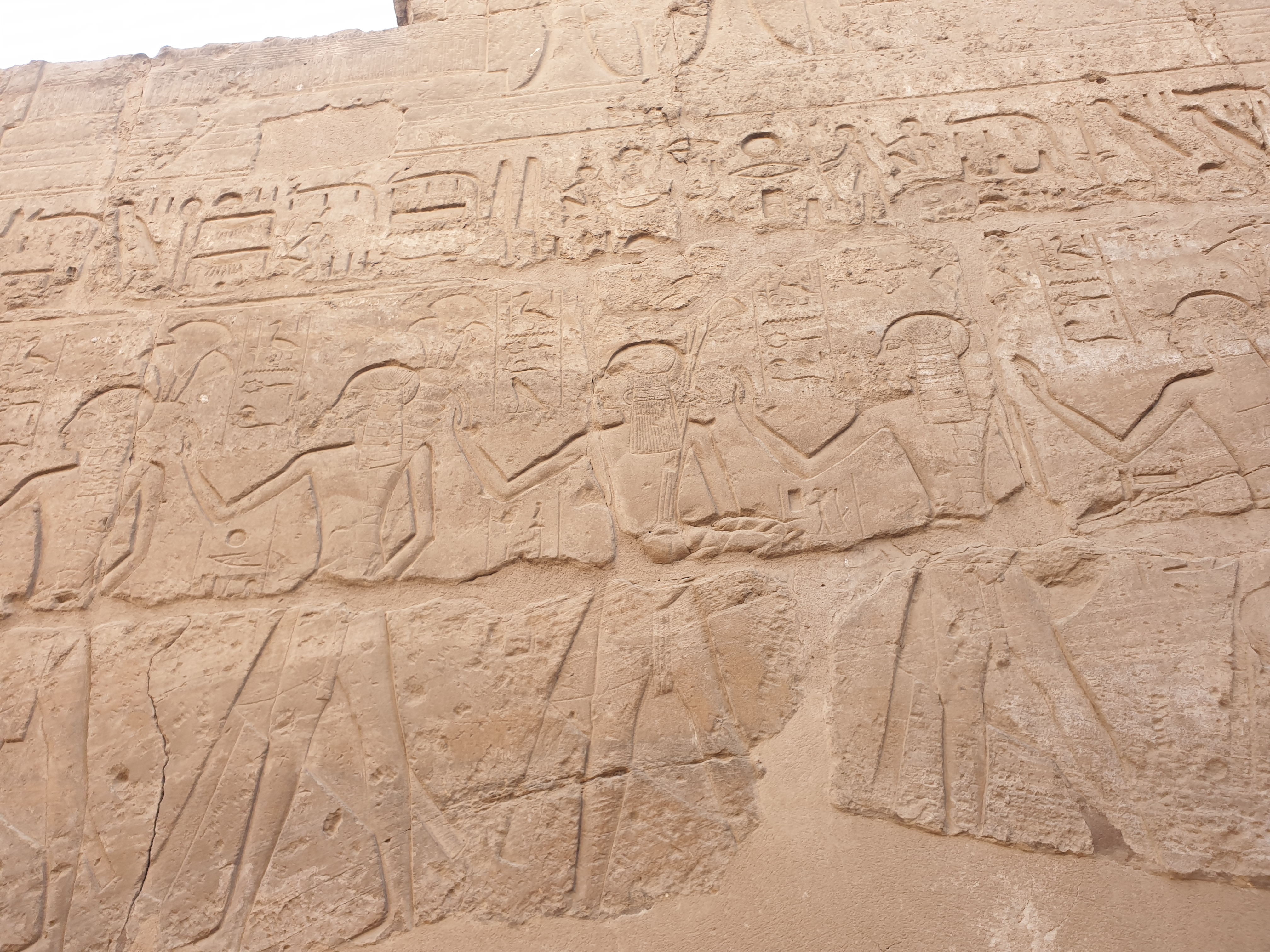 전투장면 새긴 벽면